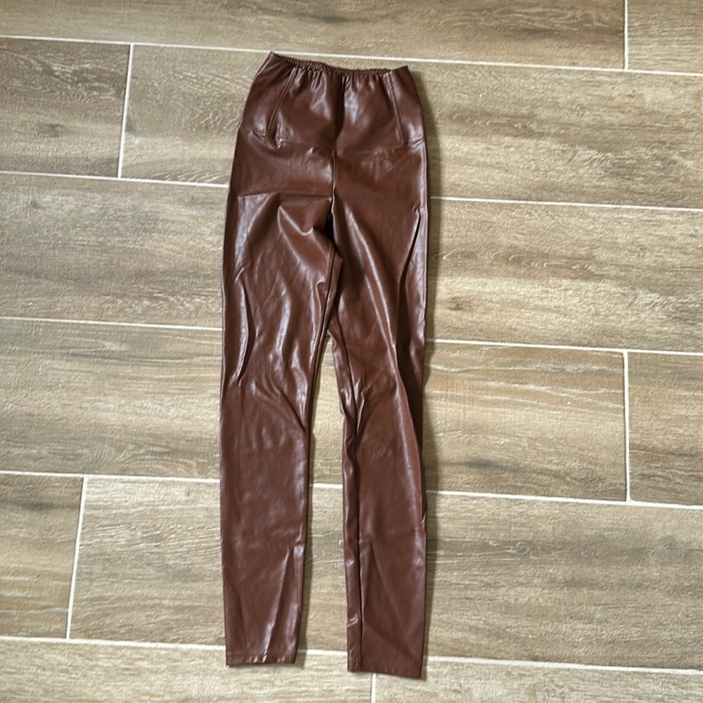 Wilfred Aritzia | Daria Pant High-waisted Vegan Leather leggings | size